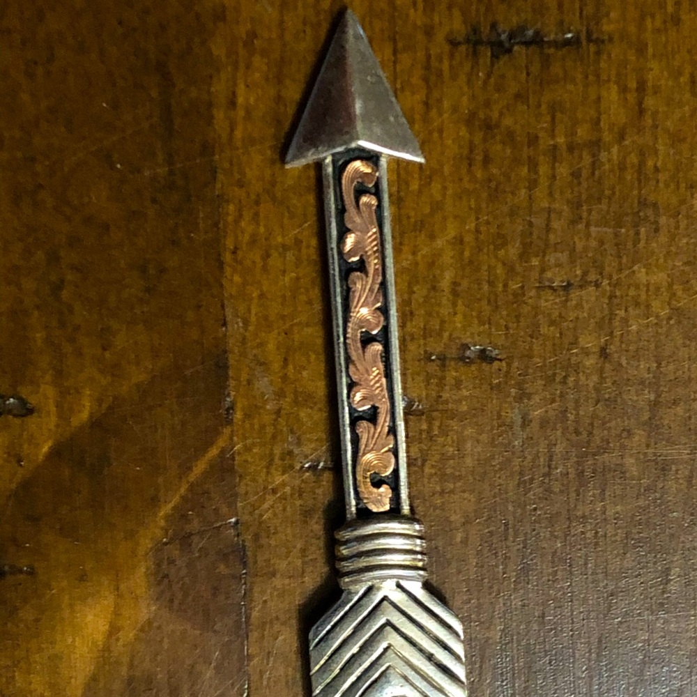 Hyo silver necklace with arrow pendant